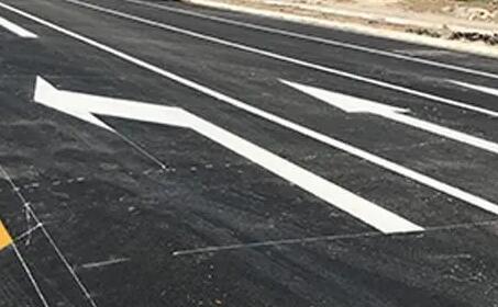 蘇州小區(qū)瀝青道路劃線用什么樣的材料？